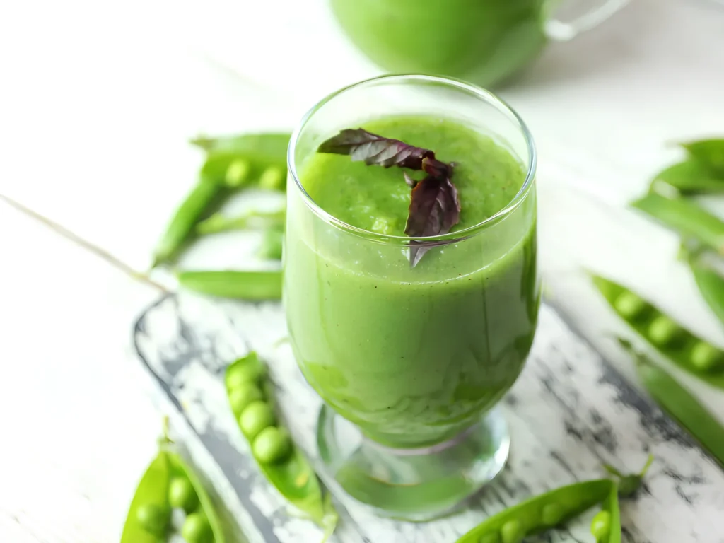 Image of an anti inflammatory green smoothie to fight inflammation.