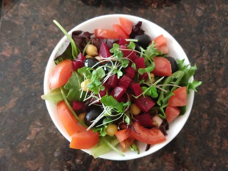 Variety of microgreens, leafy greens, algae, and superfruits for a quality greens powder.