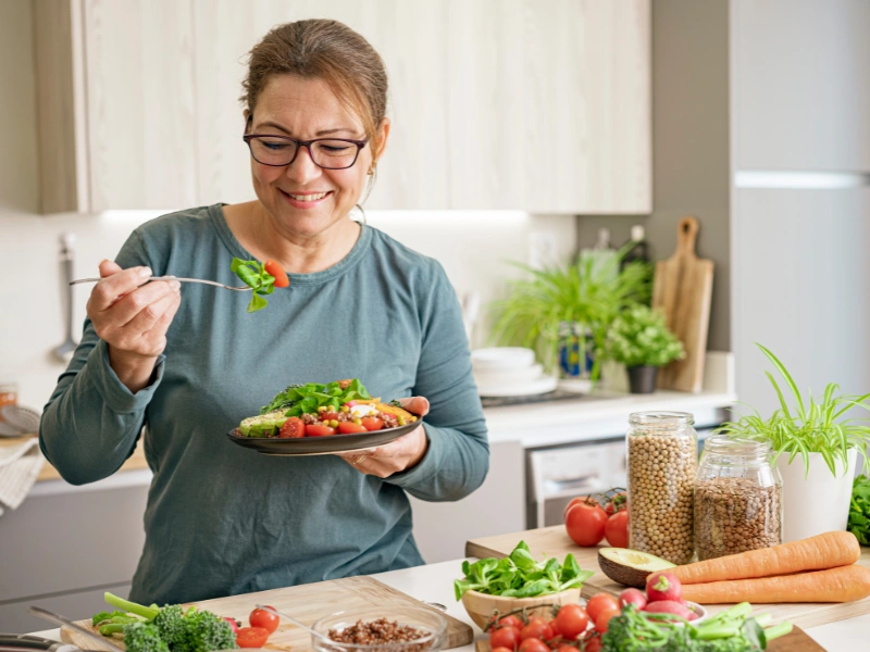 Image representing a busy professional eating a healthy meal.