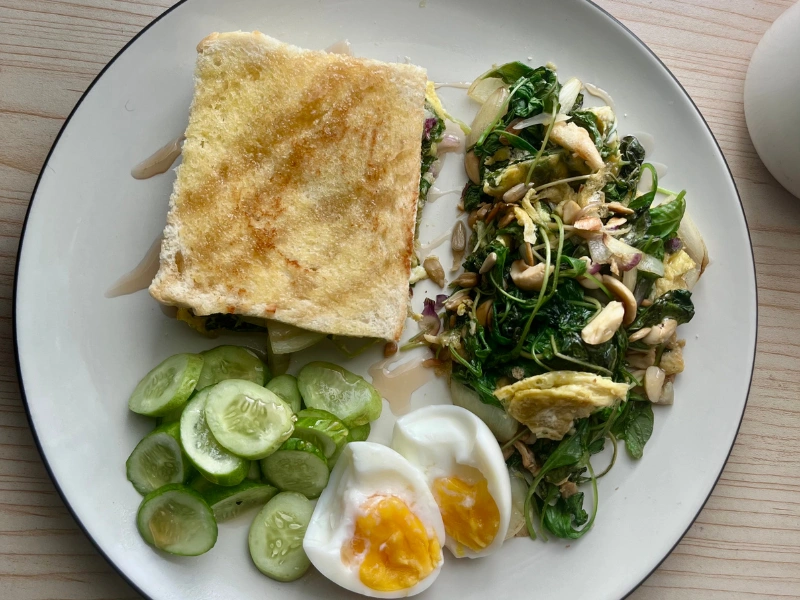 Image showing a balanced breakfast with greens and protein.
