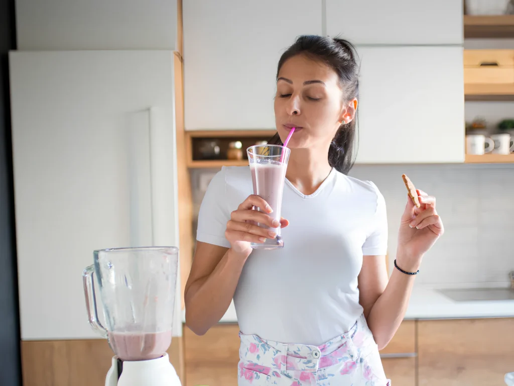 Image of a smoothie made with mushroom powder for brain health.